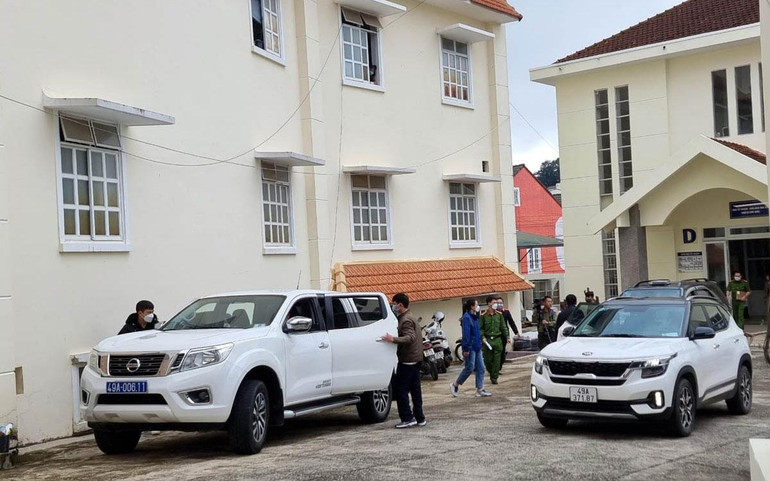 Lực lượng chức năng khám xét nơi làm việc của hai bị can sáng 26/8. Lực lượng chức năng khám xét nơi làm việc của hai bị can sáng 26/8.