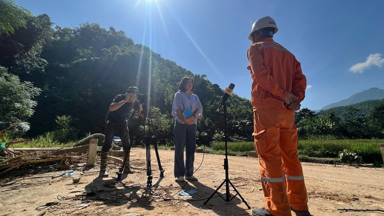 Phỏng vấn, ghi hình những người tham gia công cuộc tái thiết làng Nủ.