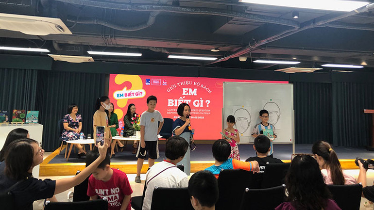 Các bạn nhỏ vui chơi trong một sự kiện ra mắt sách tại Nhà xuất bản Kim Đồng.