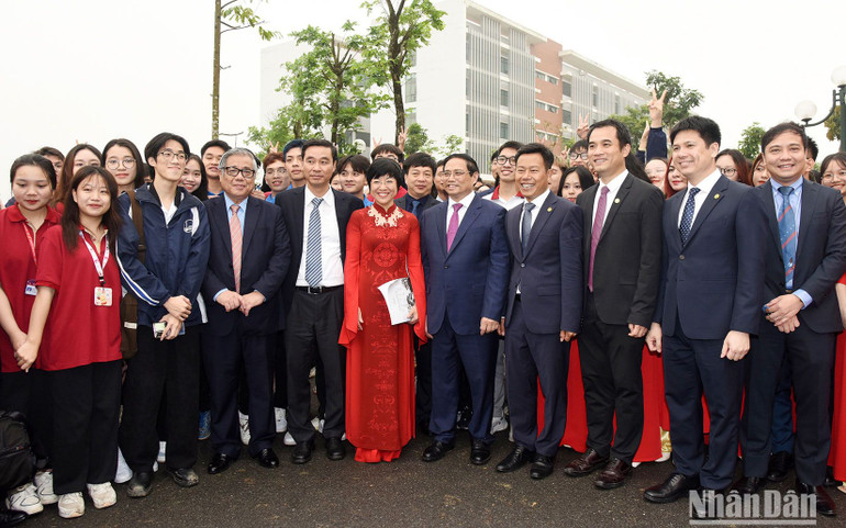 Thủ tướng Phạm Minh Chính với giảng viên, sinh viên, học sinh Đại học Quốc gia Hà Nội cơ sở Hòa Lạc.