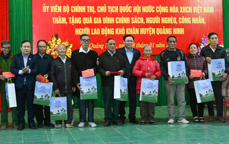 Chủ tịch Quốc hội Vương Đình Huệ và Bí thư Tỉnh ủy Quảng Bình Vũ Đại Thắng tặng quà cho các gia đình chính sách, hộ nghèo trên địa bàn huyện Quảng Ninh.