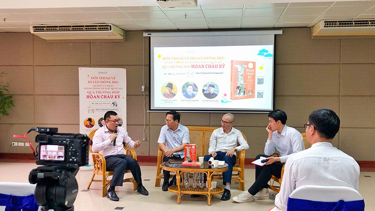 Các nhà nghiên cứu trao đổi về cuốn sách.