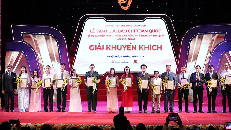 Các tác giả giành giải khuyến khích. Các tác giả giành giải khuyến khích.