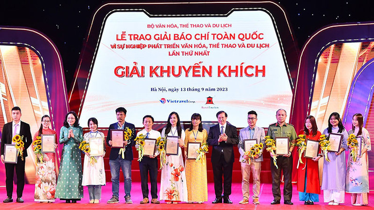 Có 50 giải khuyến khích ở 5 loại hình báo chí. Có 50 giải khuyến khích ở 5 loại hình báo chí.