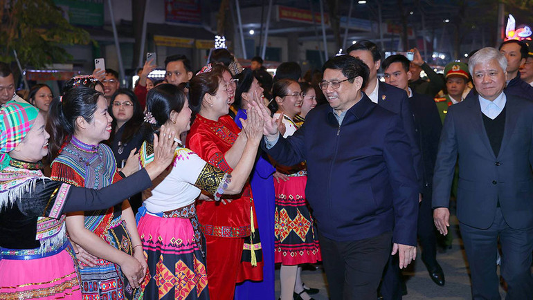 Thủ tướng Phạm Minh Chính và bà con các dân tộc tỉnh Cao Bằng.