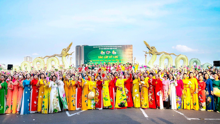 Hoạt động diễn ra tại vị trí đôi rồng gốm sứ đường Nguyễn Hoàng Tôn đoạn ven hồ Tây, một công trình kiến trúc độc đáo và mang tính biểu tượng của Thủ đô.