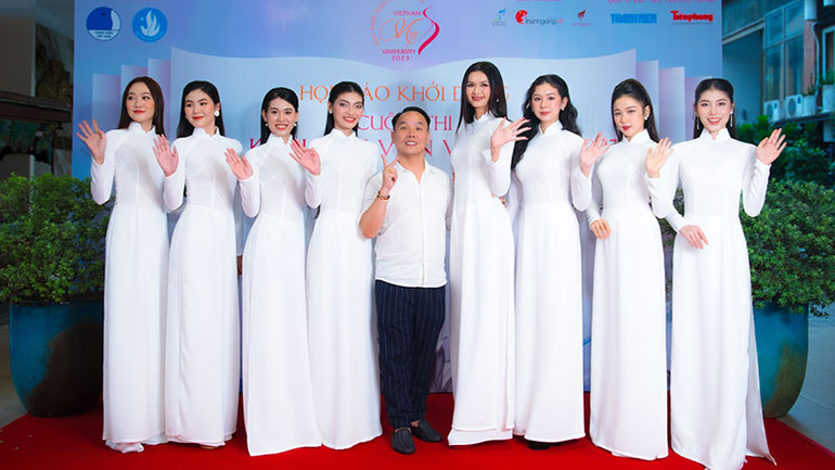 Nhà thiết kế Việt Hùng và những thí sinh đầu tiên của cuộc thi.