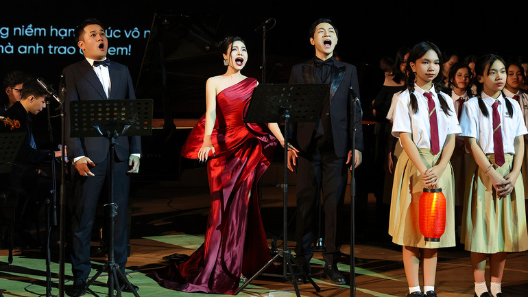 Các nghệ sĩ truyền tải cảm xúc tới khán giả bằng opera.