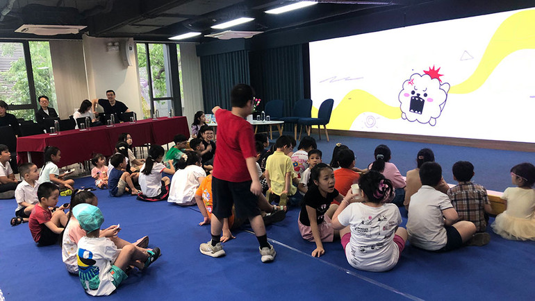 Các em nhỏ chuẩn bị tham gia các trò chơi tương tác.