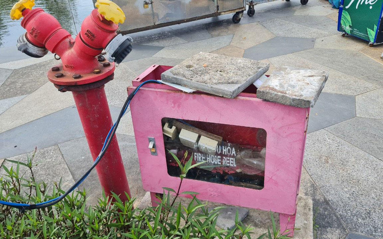 Vòi và hộp cứu hỏa cũng thành nơi vứt bỏ đồ hư hỏng.