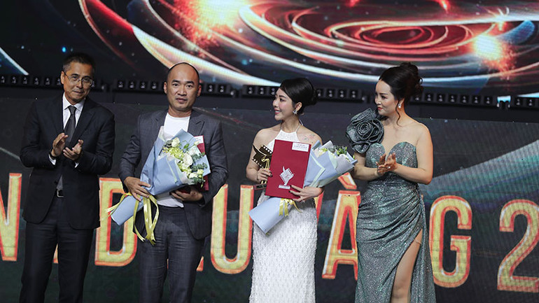 Nghệ sĩ Thu Trang và nghệ sĩ Tiến Luật nhận các giải diễn viên chính xuất sắc nhất phim truyện điện ảnh. (Tiến Luật nhận giải thay cho diễn viên Thái Hòa vắng mặt)