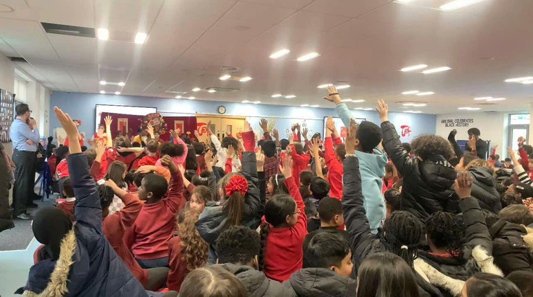 Các em học sinh hào hứng trả lời câu hỏi về Tết Nguyên đán.