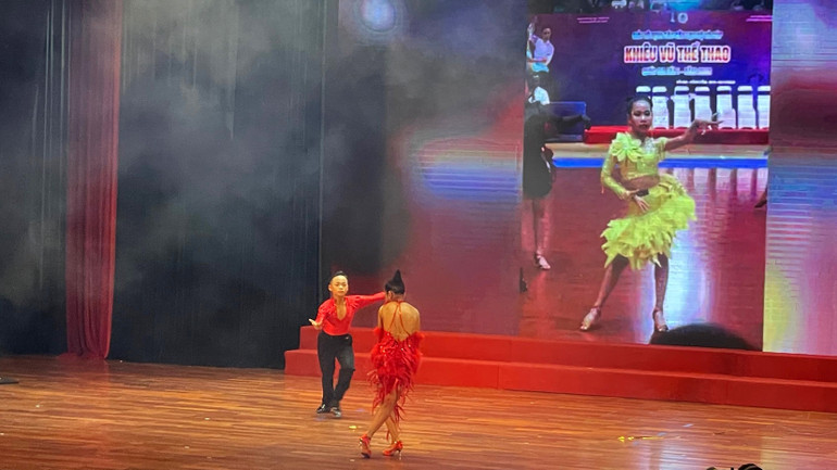 Một tiết mục khiêu vũ thể thao của học sinh tại chung kết cuộc thi.