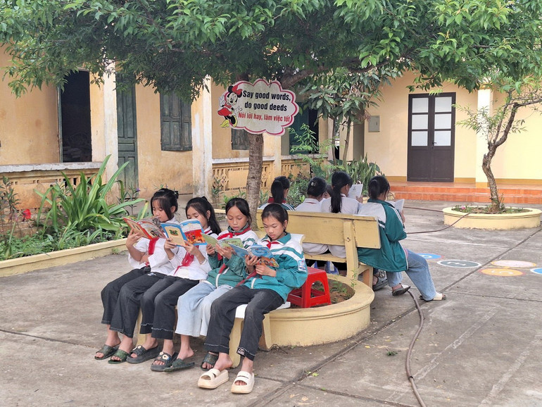 CLB sách Trường chuyên THPT Nguyễn Huệ tặng hơn 600 quyển sách giáo khoa cũ tới Trường Tiểu học - THCS Pù Bin.