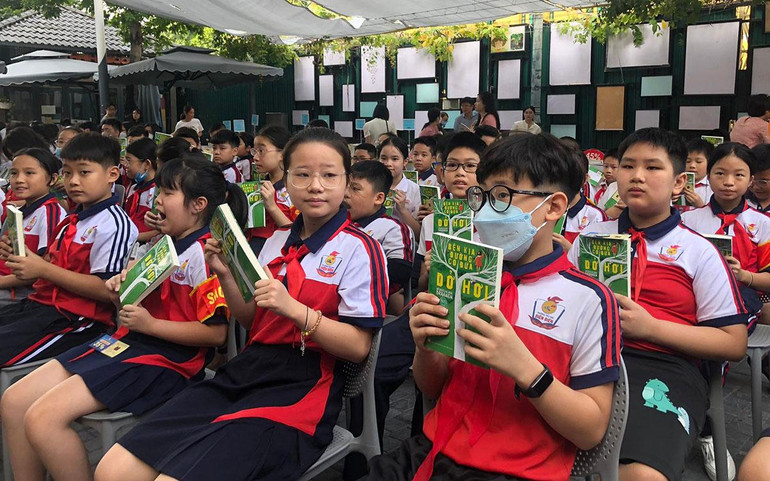 Các bạn học sinh dự chương trình đều được tặng sách.