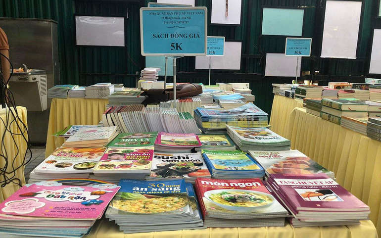 Gian hàng sách đồng giá tại sự kiện.