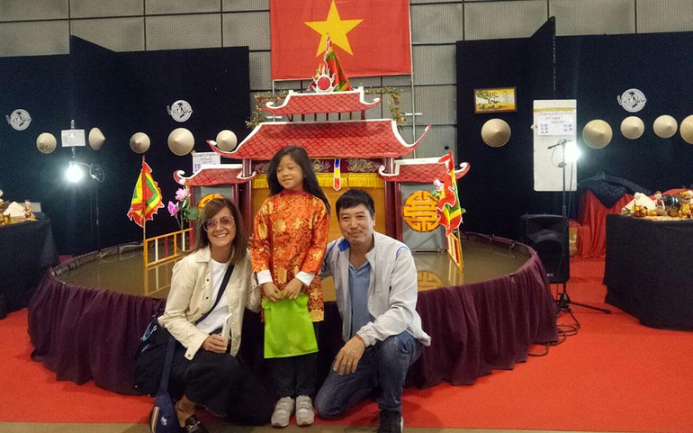 Nghệ sĩ Phan Thanh Liêm cùng khán giả trong một chuyến lưu diễn nước ngoài.