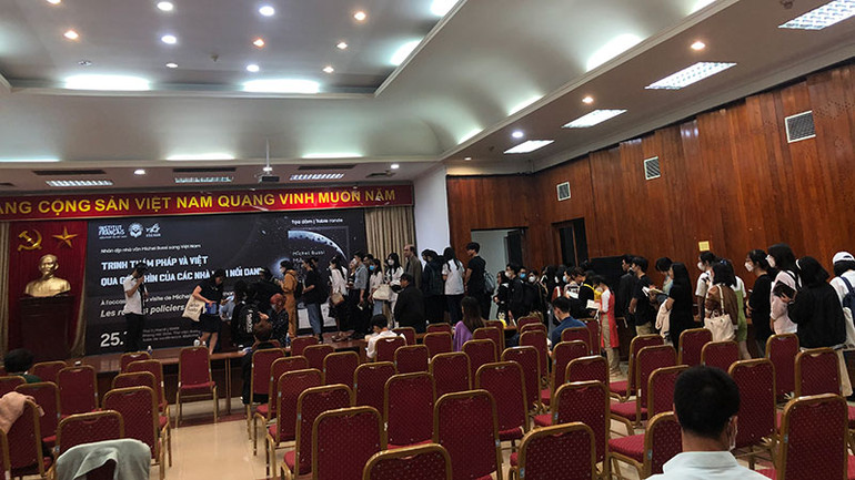 Chương trình giao lưu với tác giả trinh thám Pháp Michael Busi thu hút rất đông bạn đọc. Cuối buổi, bạn đọc trẻ xếp hàng dài chờ tác giả ký sách.