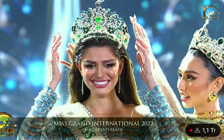 Nguyễn Thúc Thùy Tiên trao vương miện cho Isabella Menin. (Ảnh chụp màn hình)