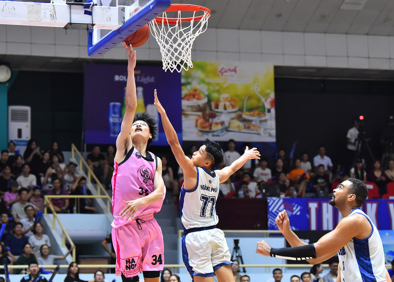 Cầu thủ Phạm Đức Kiên liên tiếp có các tình huống ghi điểm để giúp đội chủ nhà vươn lên dẫn trước 13-2 chỉ sau 3 phút thi đấu.