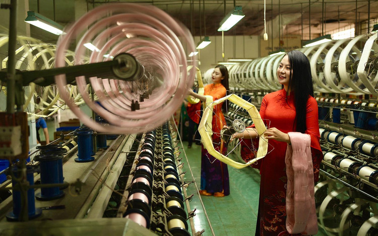 Nhà thiết kế Thảo Giang tại Nhà máy dệt lụa tơ tằm Bảo Lộc.