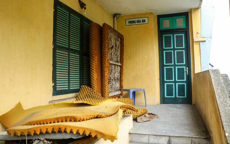 Những tấm mút cách âm vứt bừa bãi trước cửa phòng hòa âm.