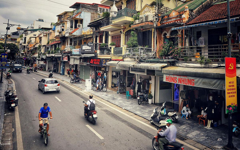 Phố Hàng Đào ngày nay. (Ảnh: THÀNH ĐẠT)