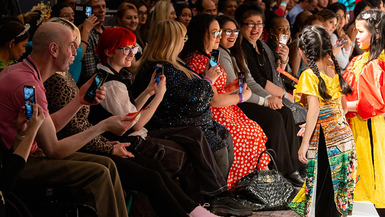 Các người mẫu nhí giao lưu với khán giả.