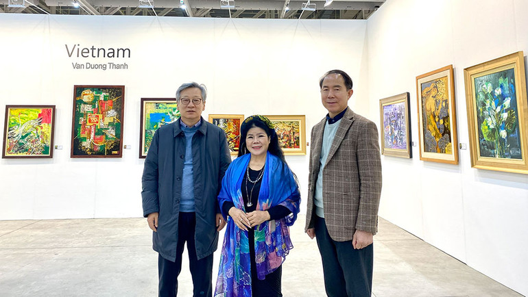 Họa sĩ Văn Dương Thành và khách mời tại một cuộc triển lãm.