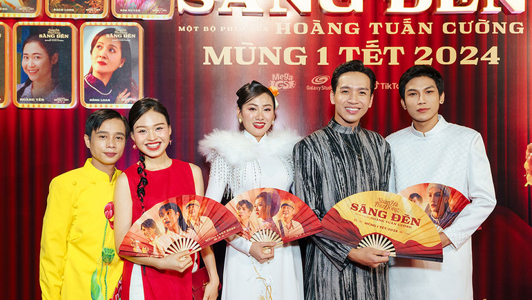 Các diễn viên phim "Sáng đèn".