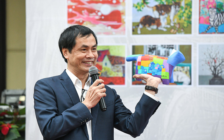 Nhà thơ Hữu Việt giới thiệu một tác phẩm Mèo của hai họa sĩ Lê Thiết Cương và Lê Minh Trí. (Ảnh: THÀNH ĐẠT)