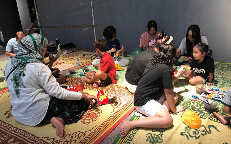 Nhiều bạn nhỏ nước ngoài cùng cha mẹ cũng trải nghiệm làm đồ chơi dân gian Việt Nam khi vào tham quan Bảo tàng sáng 27/8.