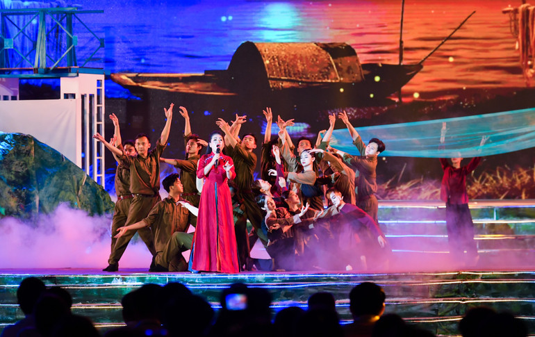 Ca sĩ Anh Thơ trình bày bài "Câu hò bên bờ Hiền Lương".