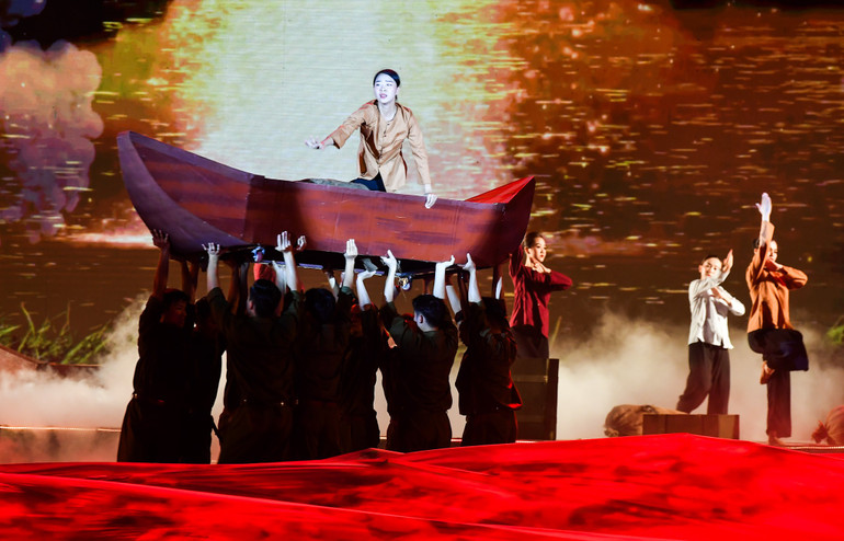 Hoạt cảnh “Bến đò anh hùng”.