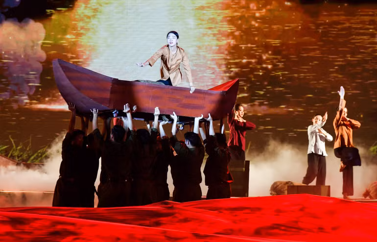 Hoạt cảnh “Bến đò anh hùng”.