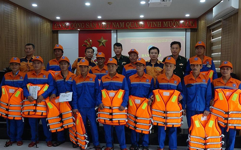 Đại diện Lãnh đạo Cục Hàng hải Việt Nam, Trung tâm Phối hợp tìm kiếm, cứu nạn hàng hải Việt Nam tặng quà hỗ trợ các thuyền viên.
