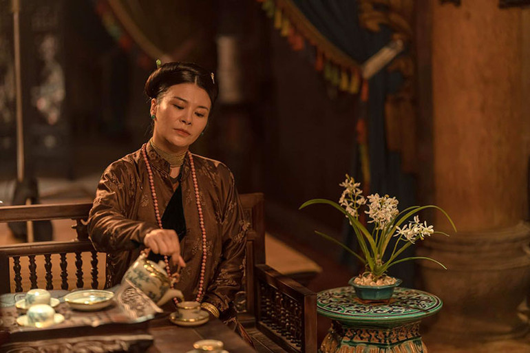 NSƯT Kim Oanh trong vai bà cả.