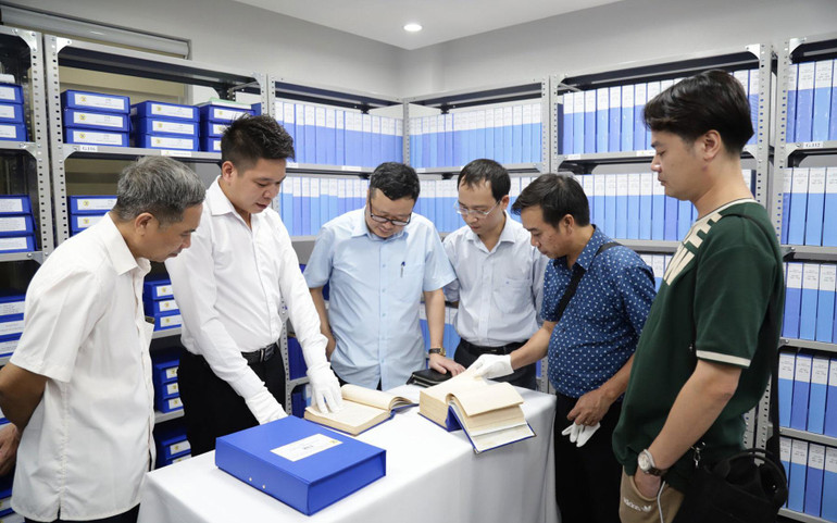 Các nhà làm phim tìm kiếm tư liệu cho phim