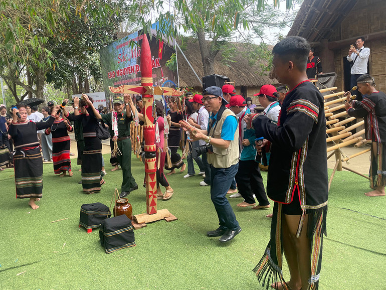 Những điệu múa của các dân tộc luôn thu hút du khách.