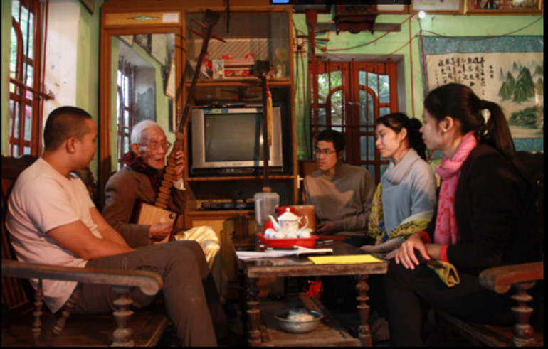 Nghệ nhân Nguyễn Phú Đẹ hướng dẫn âm luật ca trù cho các đào nương và kép đàn. (Ảnh: Nhà nghiên cứu Bùi Trọng Hiền cung cấp)