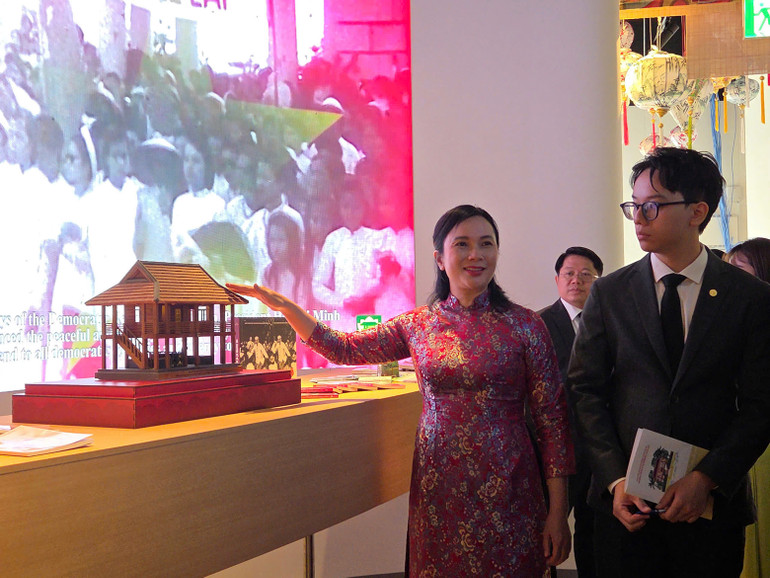 Giám đốc Khu di tích Chủ tịch Hồ Chí Minh Lê Thị Phượng giới thiệu về Triển lãm.
