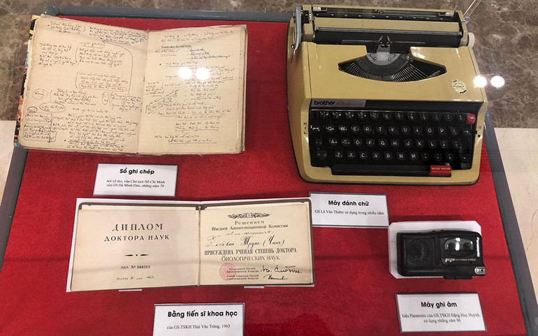 Một số hiện vật, tư liệu của các nhà khoa học được trưng bày tại lễ kỷ niệm. Một số hiện vật, tư liệu của các nhà khoa học được trưng bày tại lễ kỷ niệm.