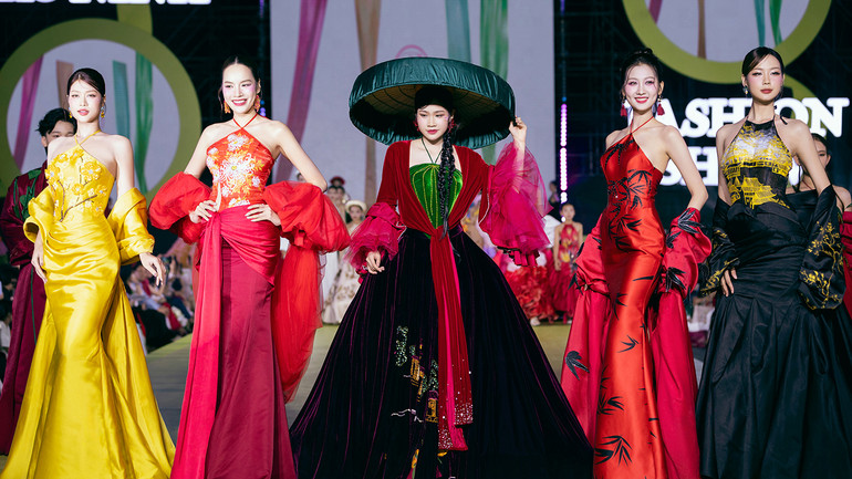 Đàm Thủy Tiên trình diễn cùng các hoa hậu Lê Hoàng Phương, Lê Nguyễn Bảo Ngọc, Đoàn Thiên Ân và Võ Lê Quế Anh.