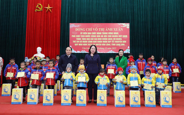 Phó Chủ tịch nước Võ Thị Ánh Xuân tặng quà cho trẻ em có hoàn cảnh khó khăn tại hai xã Thanh Long và Thụy Hùng, Văn Lãng (Lạng Sơn).