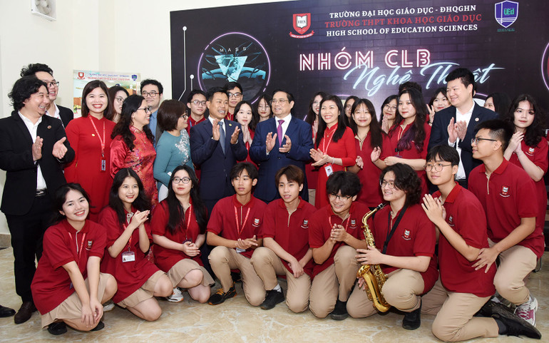Thủ tướng Phạm Minh Chính với giảng viên, học sinh Trường THPT Khoa học Giáo dục, Đại học Quốc gia Hà Nội cơ sở Hòa Lạc.