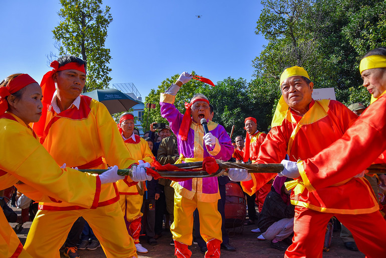 Trình diễn kéo mỏ.