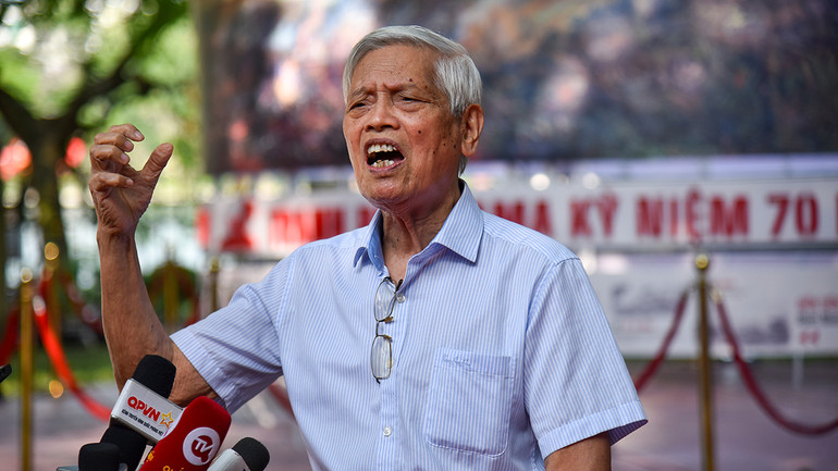 Nhạc sĩ Doãn Nho cảm xúc cất tiếng hát bài "Tiến bước dưới quân kỳ". (Ảnh: NHẬT QUANG)