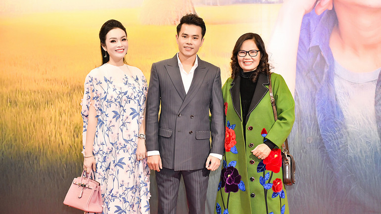 Lê Vĩnh Toàn và NSƯT Tân Nhàn, NSND Việt Hương. Lê Vĩnh Toàn và NSƯT Tân Nhàn, NSND Việt Hương.