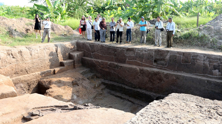 Các tầng văn hóa phát lộ trong hố khai quật.