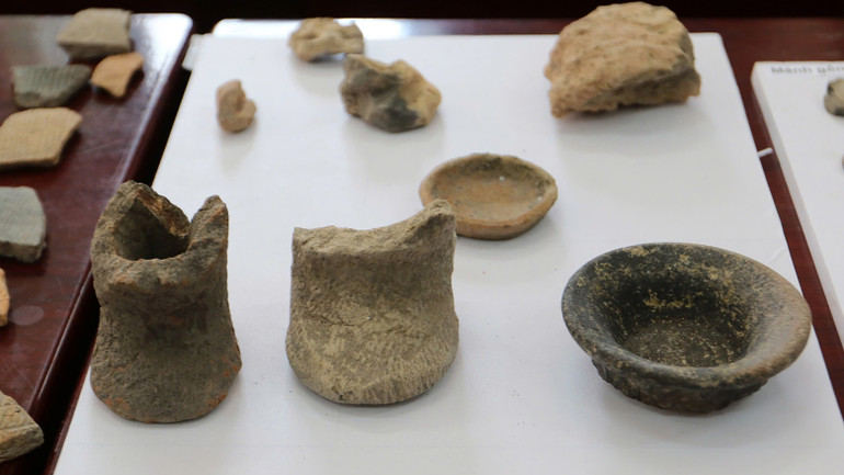 Hiện vật chân gốm.